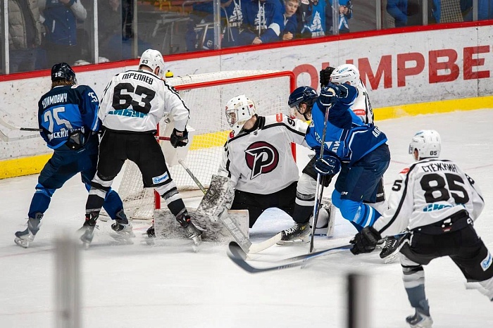 Хоккейный клуб «Рубин» проиграл в Барнауле, набрав один балл.