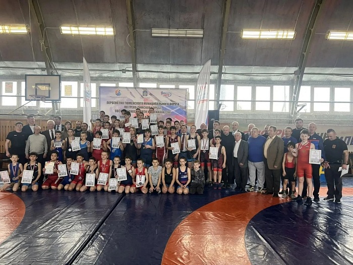 В Тюменском округе прошло первенство по греко-римской борьбе