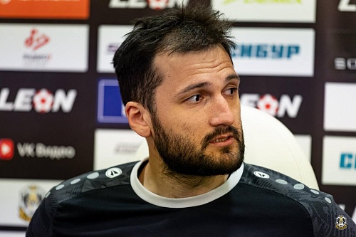 Нападающий футбольного клуба "Тюмень" Руслан Болов: "Надо доказывать в каждой игре —  выходить и биться. Как рубились сегодня в тяжёлых условиях"