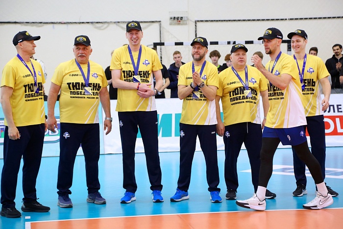 Награждение волейболистов "Тюмени" золотыми медалями высшей лиги "А"