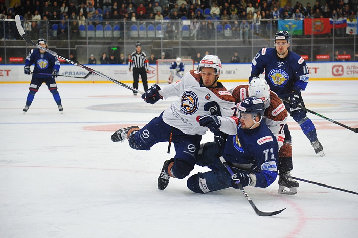 Клубы Всероссийской хоккейной лиги сыграли семьдесят матчей