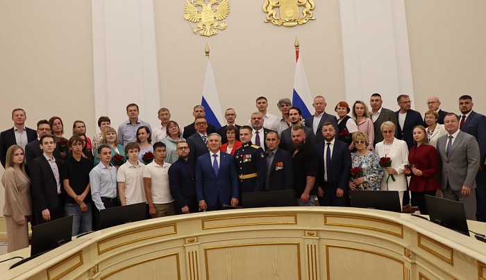 Александр Моор  поздравил работников отрасли физической культуры и спорта и вручил заслуженные награды