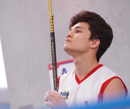 Тюменский скалолаз Иван Земляков выиграл первый старт сезона, Екатерина Баращук — вторая