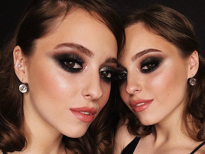 Близняшки эстетики в детстве боролись за игру Sims на компьютере