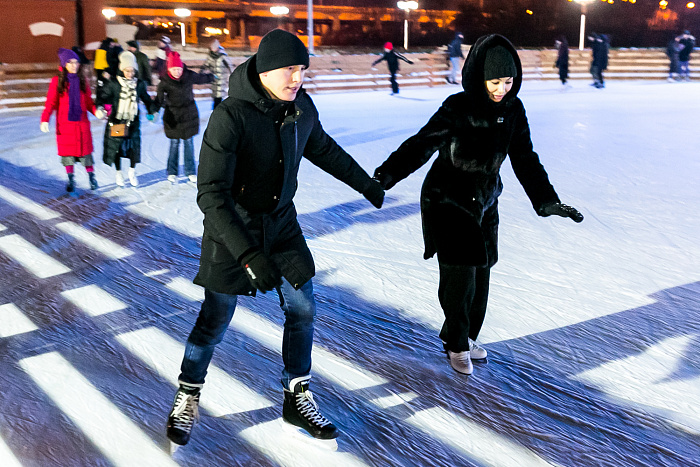 А не сходить ли на каток? Тестируем ледовую площадку у «Конторы пароходства»
