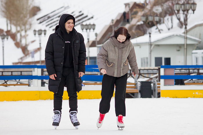 Сравниваем самые большие ледовые катки в Тюмени: у Моста влюблённых, у «Конторы пароходства», у рынка «Михайловский», в экопарке «Затюменский»
