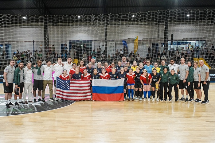 Российская и американская команды сделали совместное фото на футзальном турнире