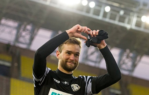 Игрок футбольной «Тюмени» Александр Бем поздравляет болельщиков с наступающим Новым годом