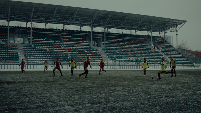 Стадион иногда есть в кадре - только во время тренировок