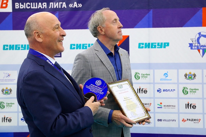 Награждение волейболистов "Тюмени" золотыми медалями высшей лиги "А"