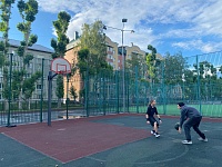 Тюменский дворовый баскетбол жив и будет жить: репортаж с обычной спортивной площадки в микрорайоне Тарманы