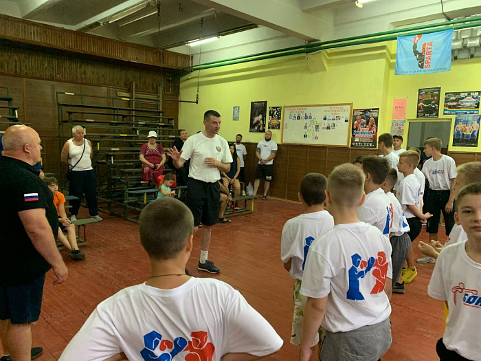 Евгений Макаренко и тренер Владимир Черня на встрече с боксёрами в Краснодоне