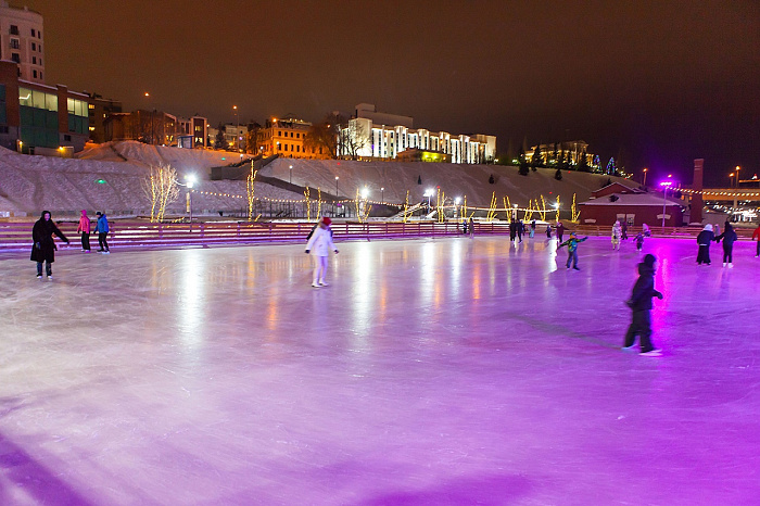 А не сходить ли на каток? Тестируем ледовую площадку у «Конторы пароходства»